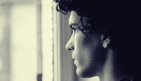 En gutt ser gjennom vinduet