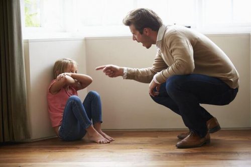 Far som utsetter sin datter for verbale overgrep