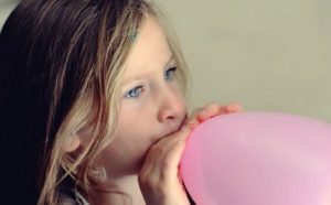 Ballongpusting: Hjelp barnet ditt med å roe seg ned på en morsom måte