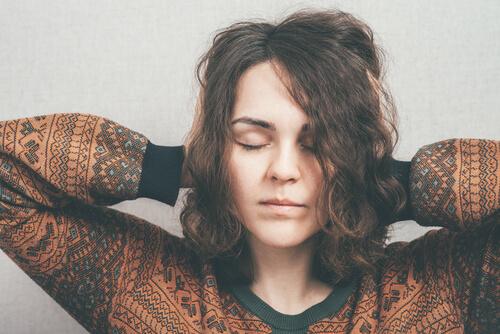 kvinne som prøver å ha god oppmerksomhetskontroll