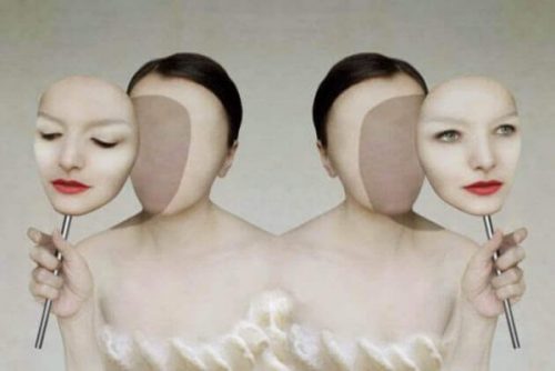 kvinne med maske