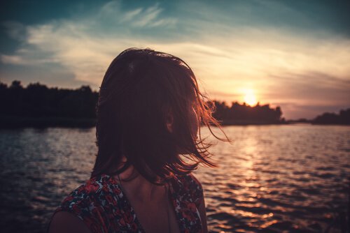 Kvinne ser mot havet