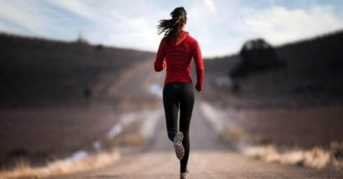 Kvinne jogger
