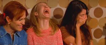 3 kvinner som ler hjertelig