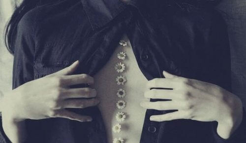 kvinne som åpner skjorten sin