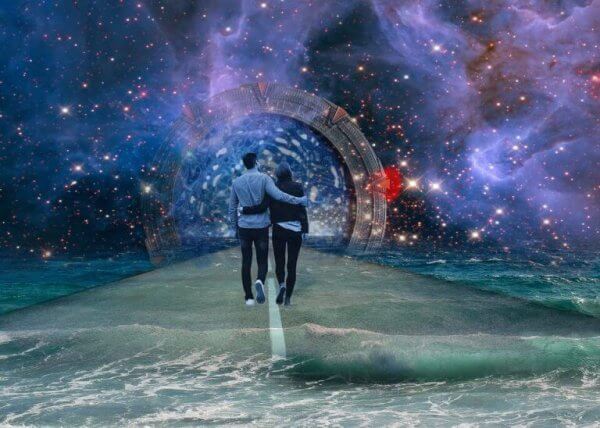 Par går nedover veien med galakser i bakgrunnen