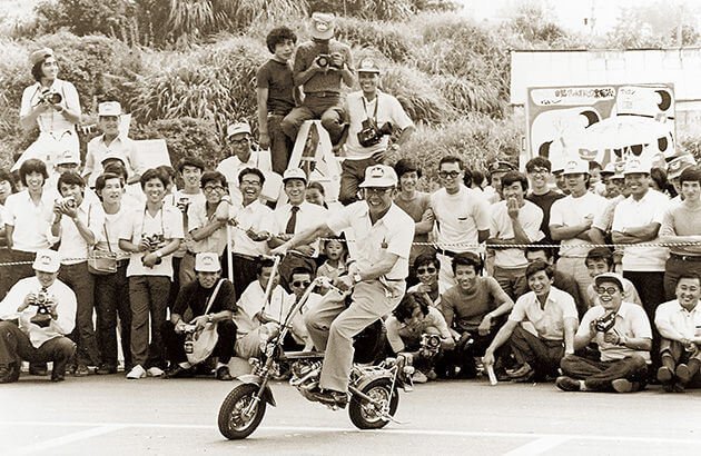 Soichiro Honda koser seg foran kollegene sine