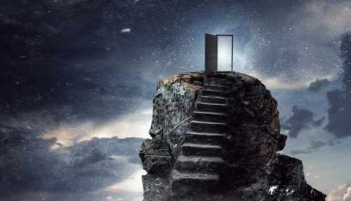 Trapper leder til åpen dør