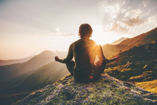 Person mediterer på fjellet