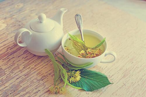 Bilde av en hvit tekanne og tekopp med lindeblomst te