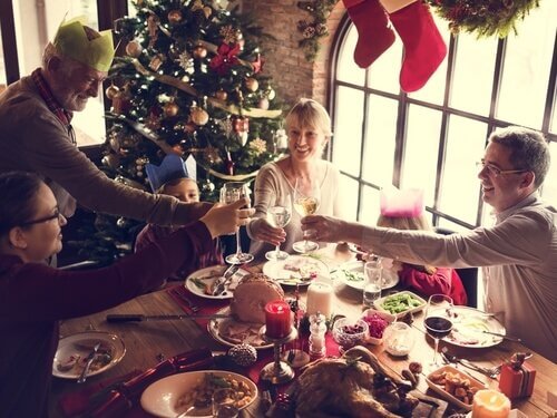 Familie spiser julemiddag