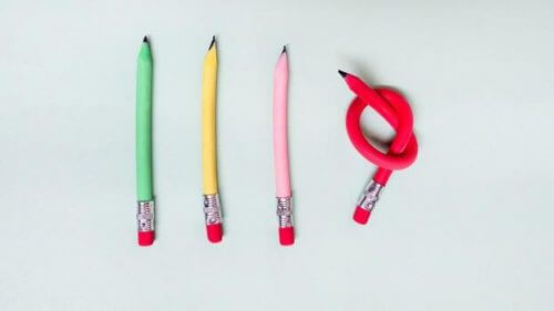 Fire pastelfargede blyanter der den ene er bøyd i en knute.