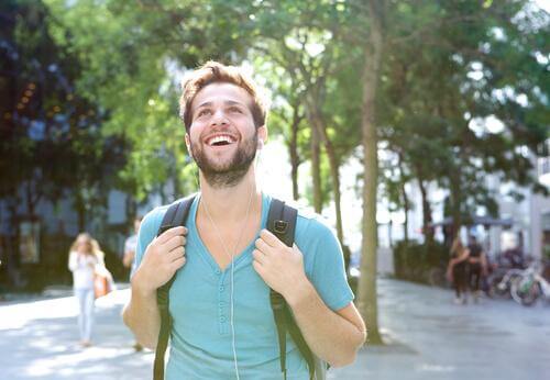 Bildet av en smilende man som går på byvandring
