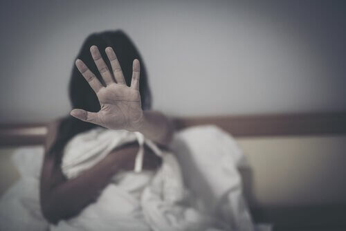 Redd kvinne i sengen