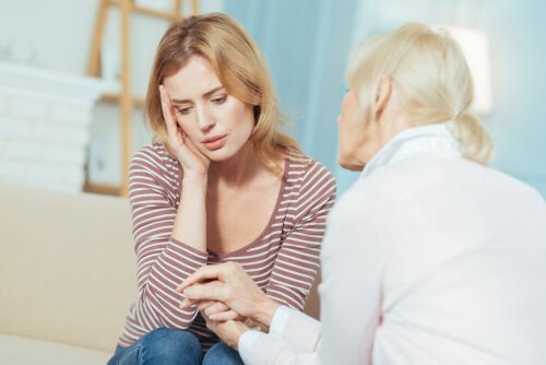 To kvinner snakker sammen hvorav den ene ser veldig sliten og bekymret ut