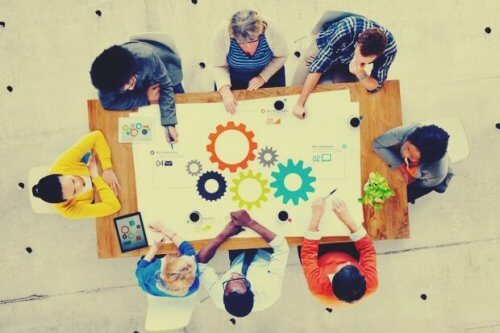 Gruppe som arbeider med flere intelligenser