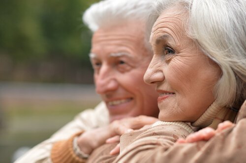 Bilde av et smilende eldre par