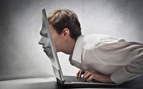 Mann er avhengig av internett