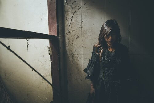 Kvinnen står alene i gangen