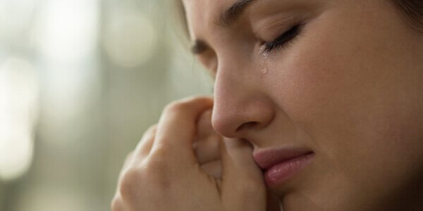 Kvinne gråter etter et uventet brudd