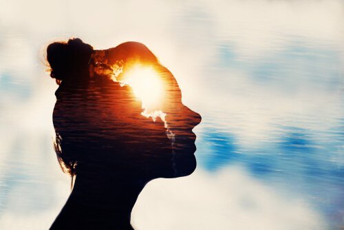 Kvinne bruker mentale treningsøvelser med et lys i hennes sinn