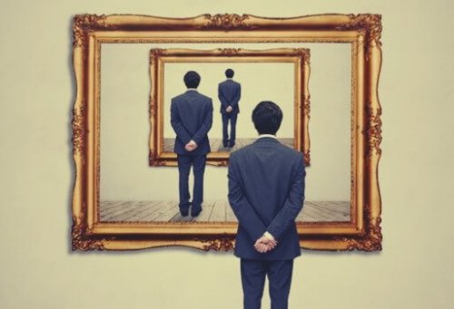 Mann som står forran et speil som reflekteres i andre speil