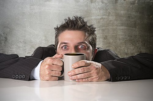 Hvordan oppstår en koffeinforgiftning?