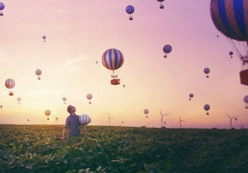 MaNn har visjonære opplevelser med luftballonger