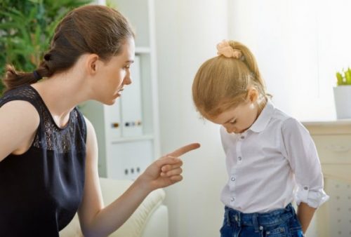 narsissistisk mor kjefter på datteren sin