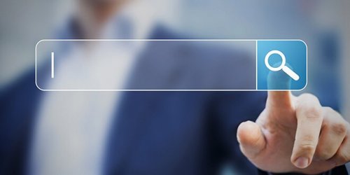 En person som bruker internettsøk