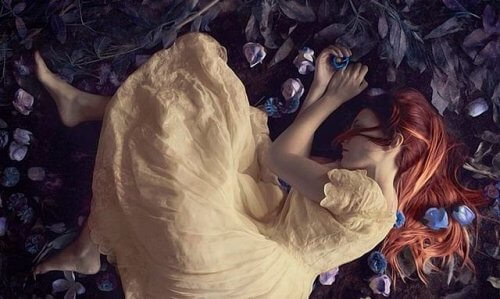 Bildet av en sovende kvinne i en gul kjole