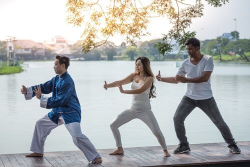 Tre personer gjør qigong