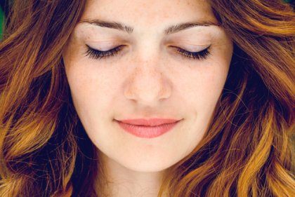 Jente meditere for å finne indre ro