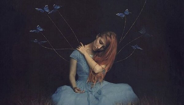 Jente med bundet opp sommerfugler som symboliserer egofeller