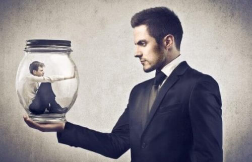 Sure sjefer, dårlig kommunikasjon og ingen sikkerhet for de ansatte bidrar til et giftig arbeidsmiljø.