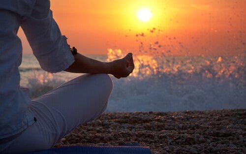 Meditasjon foran en solnedgang for å prioritere