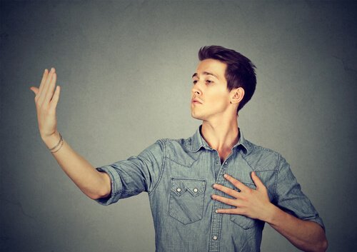 En narsissistisk mann beundrer seg selv.