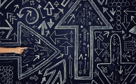 Pilene går i forskjellige retninger som symboliserer kaosteori
