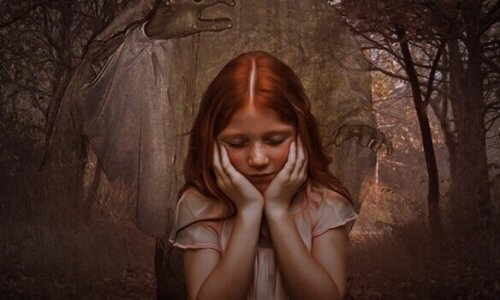 En rødhåret jente foran en skog.
