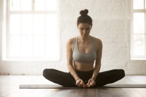 6 yogastillinger for å lindre ryggsmerter