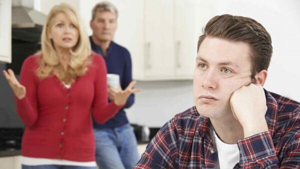 Frustrerte foreldre viser sin oppgitthet ovenfor sin økonomisk avhengige sønn