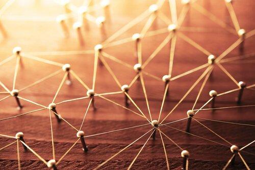 Spikre holdt sammen av tråder