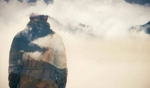 En engstelig fyr på et fjell