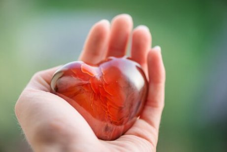 Et glass hjerte som representerer persiske ordtak om kjærlighet