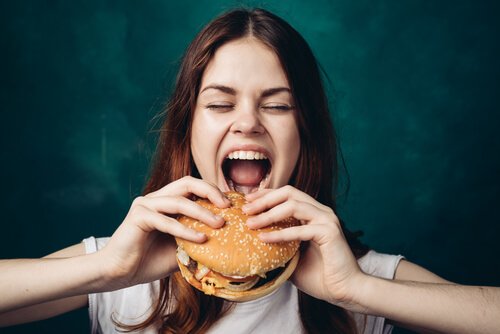 Kvinne sult for hamburger