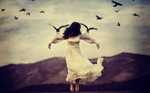 En kvinne blir holdt opp av fugler