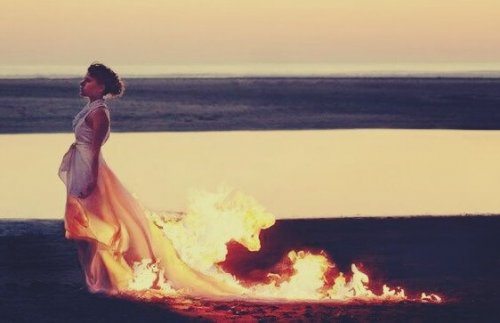 Kvinne med flammende kjole - symbol på å være selvdestruktiv