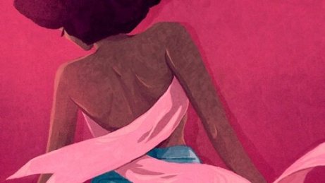 En kvinne med et rosa brystkreftbånd som en skjorte.