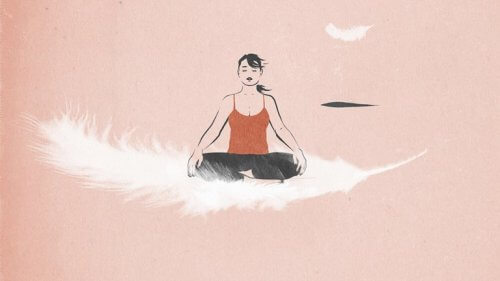 En kvinne tenker på mindfulness