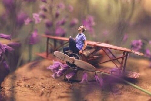 En mann på et fly som unngår å lide